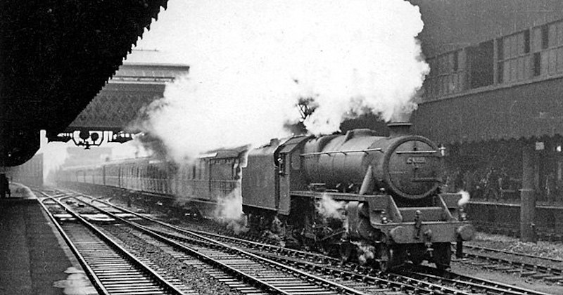 an old photograph of Manchester Piccadilly train station in the Victorian era.