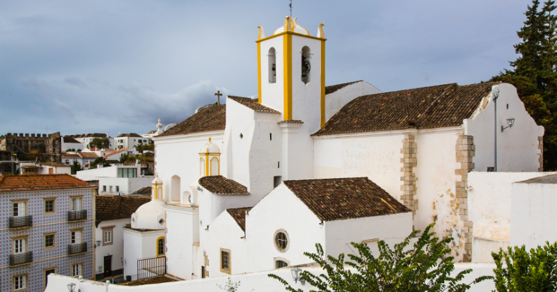 iconic whitewashed buildings which can be explored after direct flights to Portugal from USA